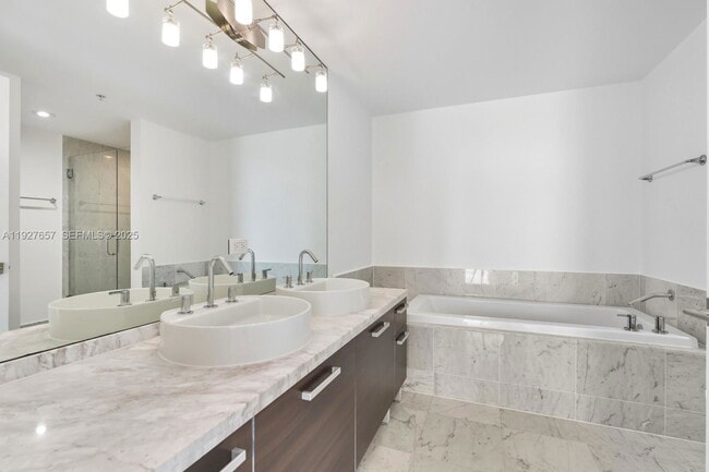 Foto del edificio - 244 Biscayne Blvd