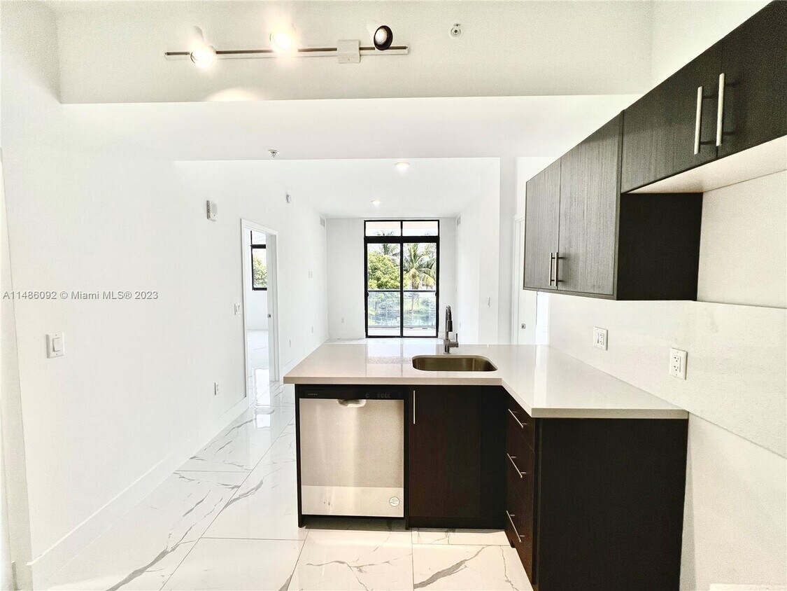 1 Curtiss Pkwy Unit 202, Miami Springs, FL 33166 Room for Rent in