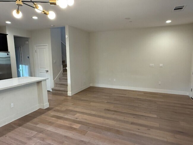 Building Photo - Beautiful and Modern 4 Bedroom 3 Bath Alma...