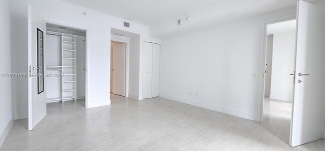 Building Photo - 1300 Brickell Bay Dr