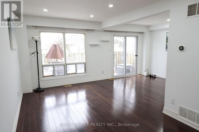 Building Photo - 830 Stainton Dr