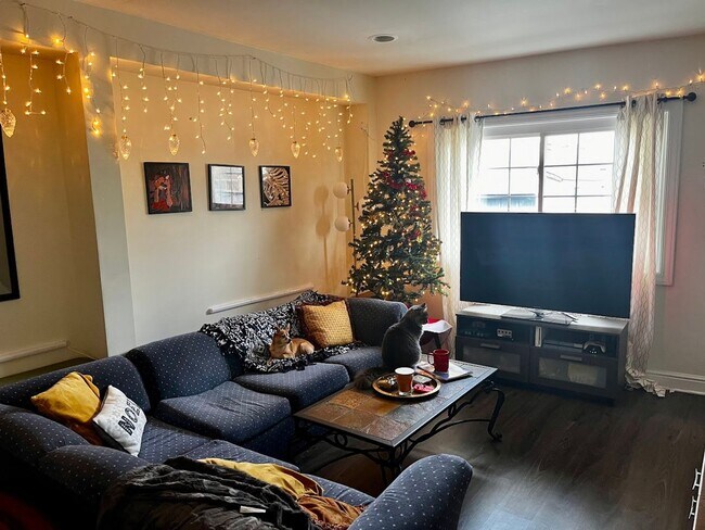 Foto del edificio - LARGE 4 BEDROOM - CENTRAL AIR / LAUNDRY IN...
