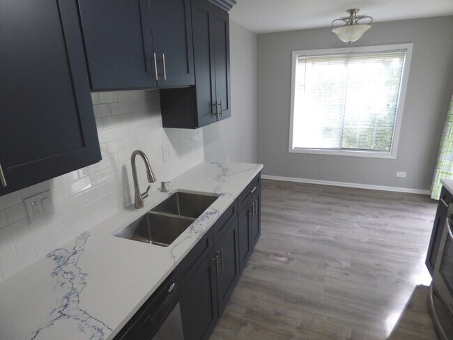 Building Photo - 1333 E Evergreen Dr