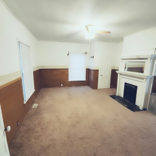 Building Photo - 302 Dahl St