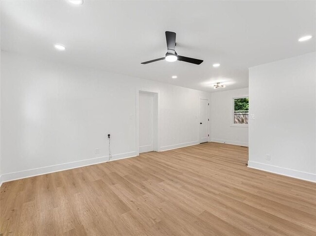 Building Photo - 454 Oak Dr SE