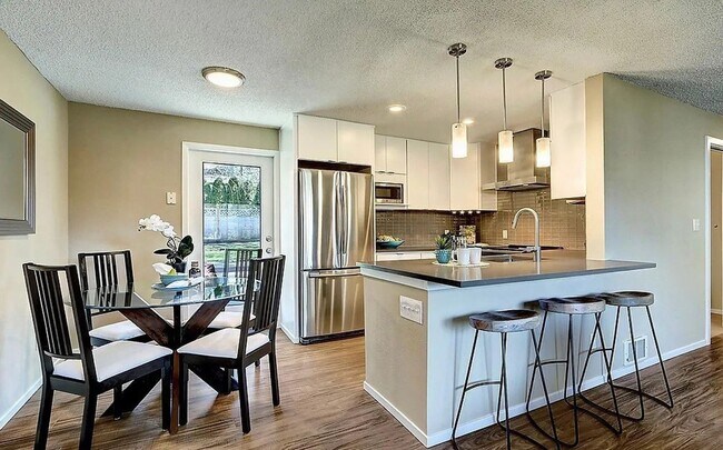 Building Photo - Adorable Kirkland rambler