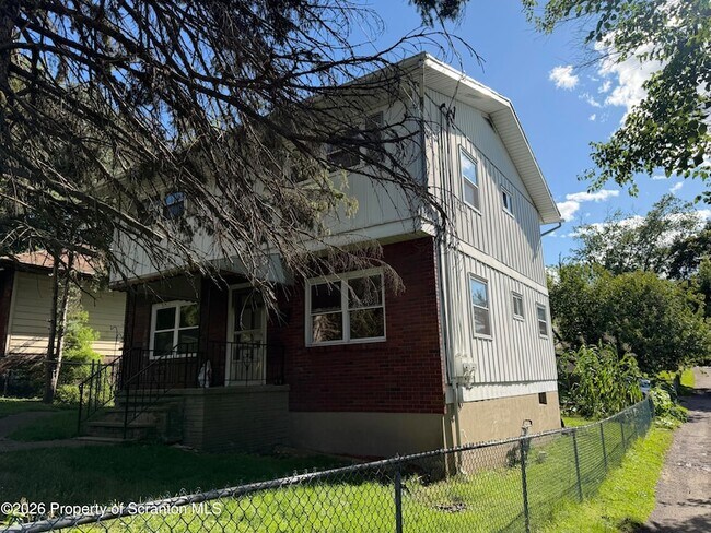 Building Photo - 418 Pear St