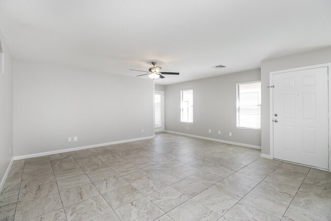 Building Photo - 1302 E Vernoa St
