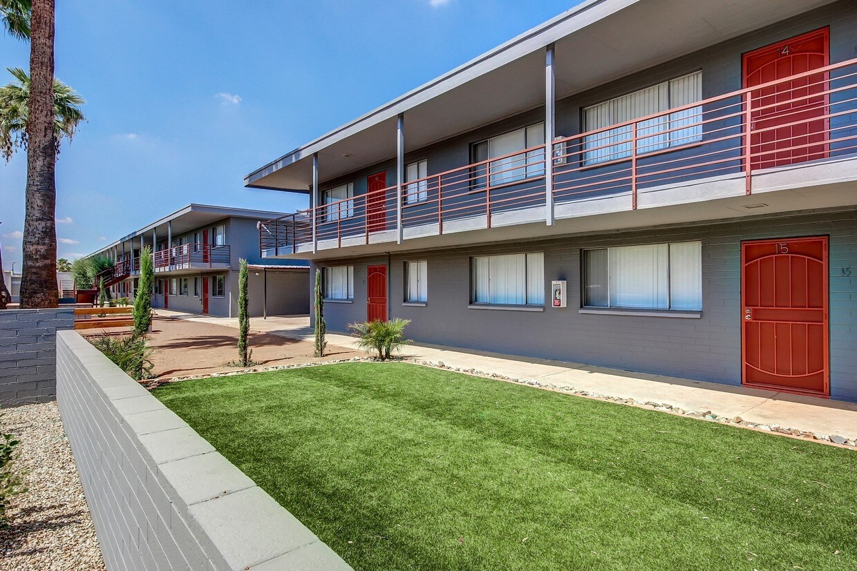 Plaza West Apartments in Phoenix, AZ