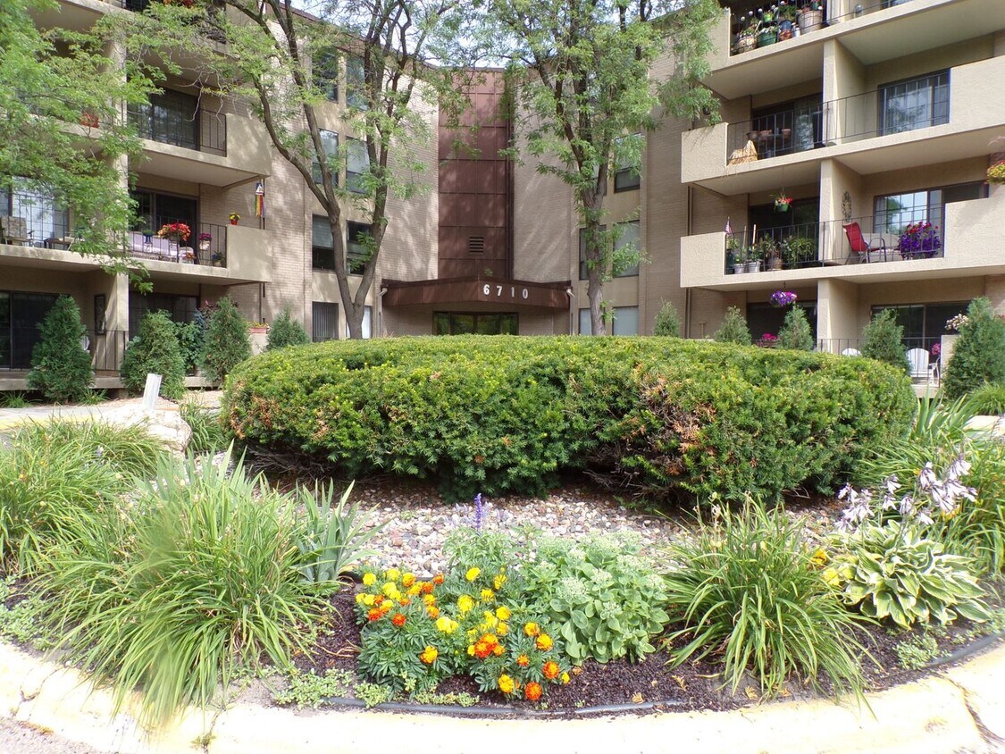 Primary Photo - 2 BEDROOM CONDO IN FOUNTAIN WOODS IN EDINA...