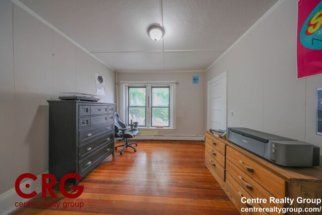 Building Photo - Spacious 3 bedroom