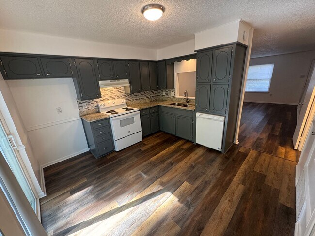 Foto del edificio - 8304 Woodview Dr N