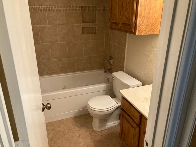 Building Photo - 2029A Falcon Ridge Dr