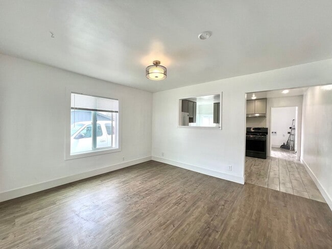 Building Photo - 3 Bedroom Home in Seaside