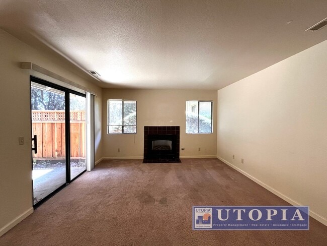 Foto del edificio - Charming 3 Bedroom, 2-bathroom Townhouse v...