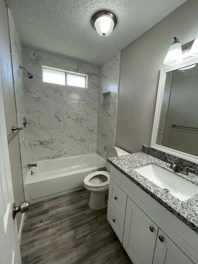 Secondary bath - 19918 Bambiwoods Dr