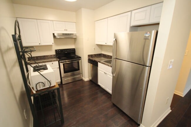 Building Photo - 3rd Floor Condo in Quiet and Desirable Are...