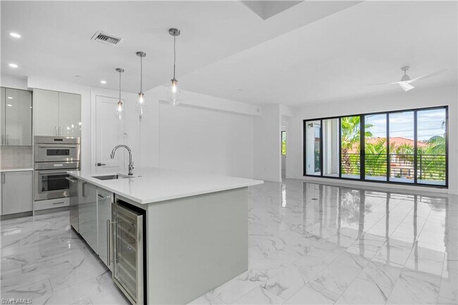 Building Photo - 2 BR plus den brand new condo in Eleven El...
