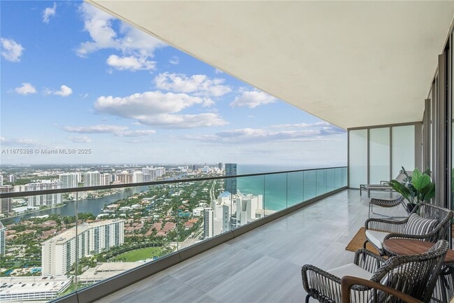 Foto del edificio - 18975 Collins Ave