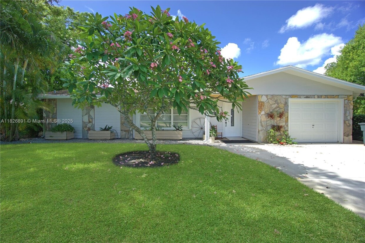 Foto principal - 4770 Holly Dr
