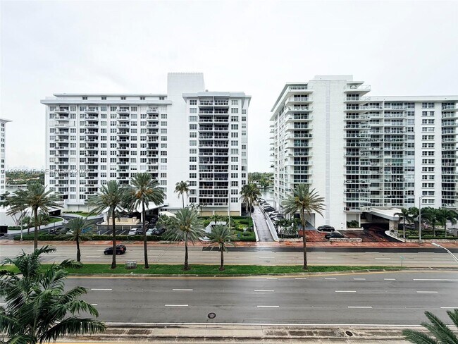 Foto del edificio - 5757 Collins Ave