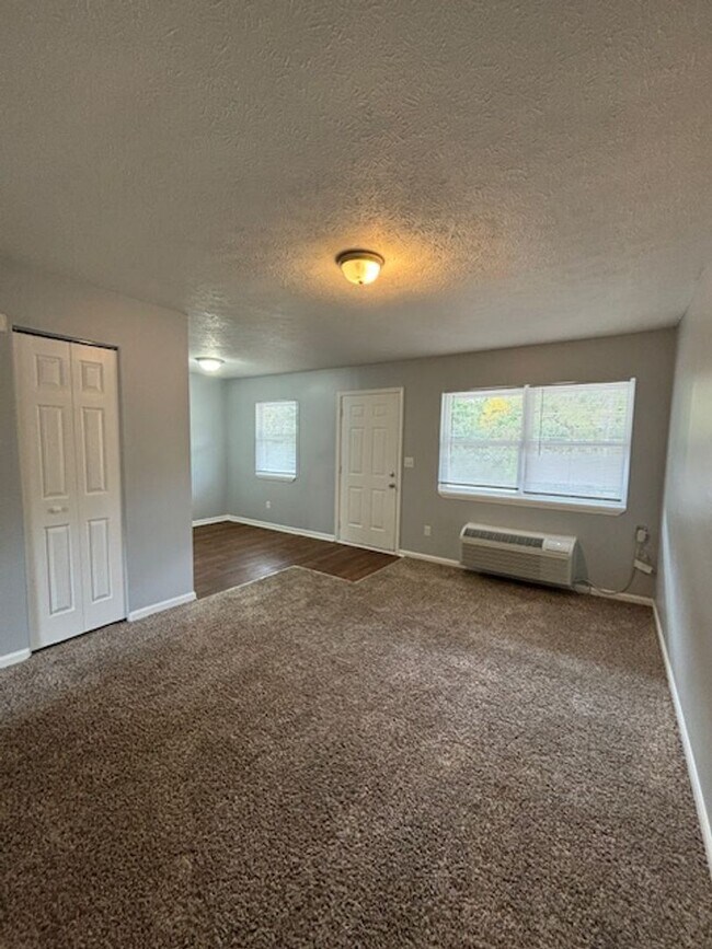 Foto del edificio - 437 Wood Creek Dr