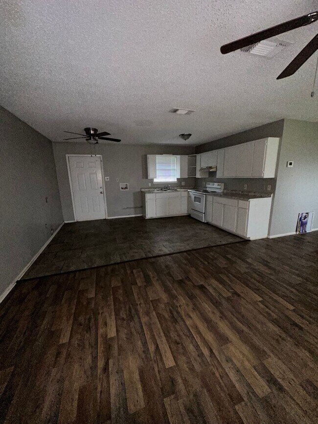 Foto del edificio - COUNTRY LIVING!! READY TO MOVE?? $250.00 O...