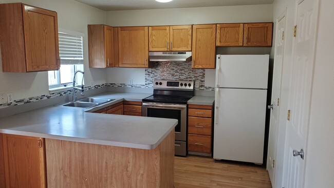 Building Photo - 2 BEDROOM LAYTON TOWNHOUSE
