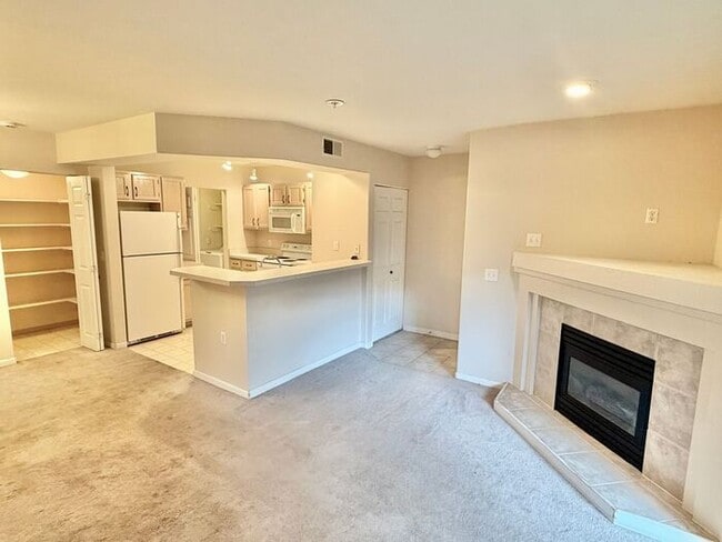 Building Photo - Cozy Two Bed/Two Bath Condo in Convenient ...