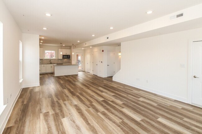 Building Photo - Townhome in Downtown Indianapolis