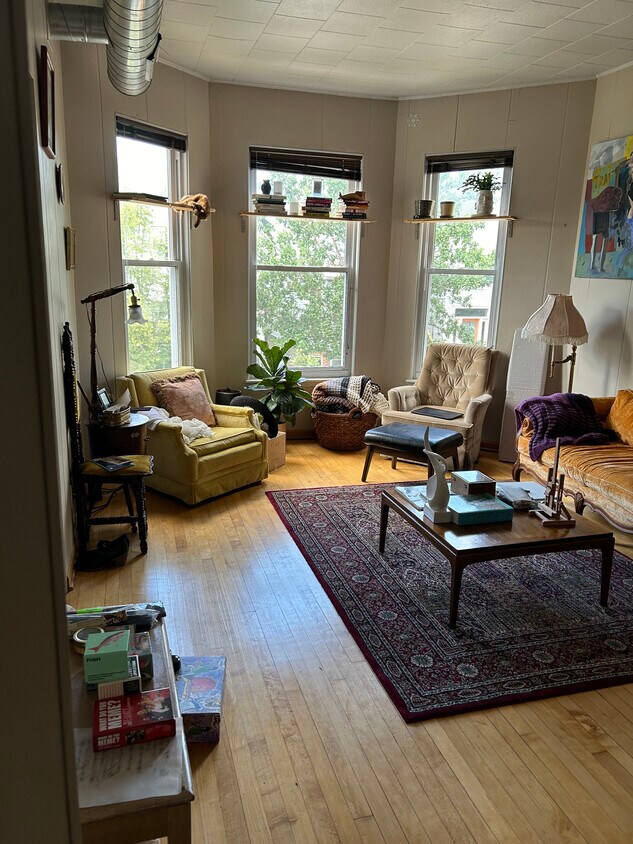 Primary Photo - 2959 N Allen Ave
