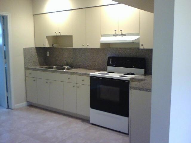 Cocina con amplio espacio de armarios y encimeras. - 981 NE 36th St