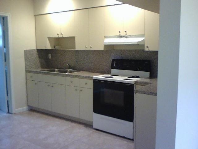 Kitchen with ample cabinet and counter space - 981 NE 36th St