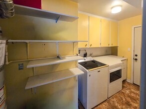 Building Photo - 635 S Cedar St