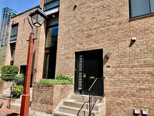 Foto del edificio - Society Hill 1bd w/ Garage Parking and Pool