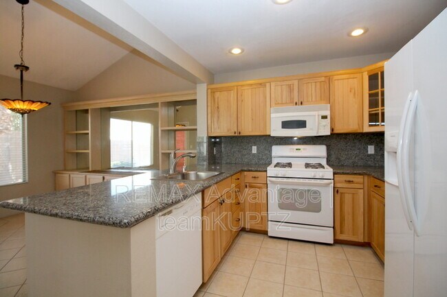 Building Photo - 2124 Desert Pines St