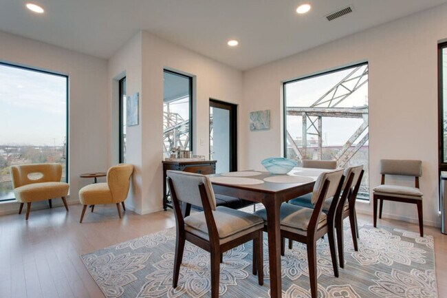 Building Photo - NEW Listing!! River View, Free Parking, El...