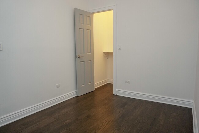 Foto del edificio - 3245 W Division St