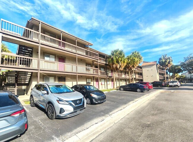 Foto del edificio - Charming 1 Bedroom / 1 Bathroom Condo – First Floor Unit with Florida Room in a Gated Community.