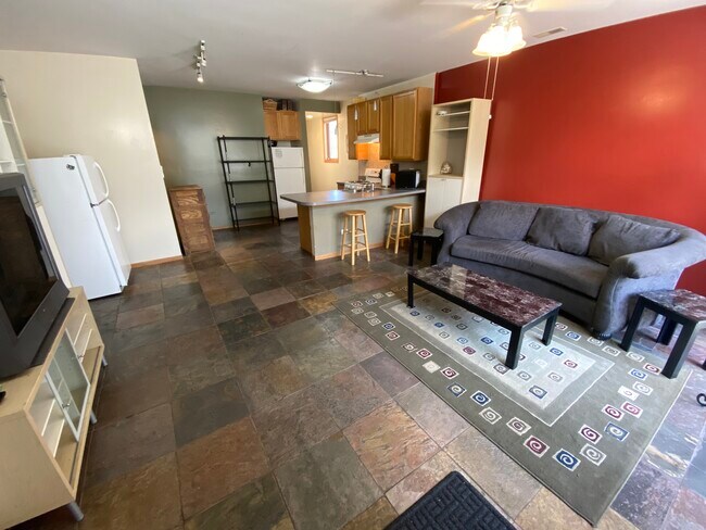 Family Room / Kitchen - 2442 W Fillmore St