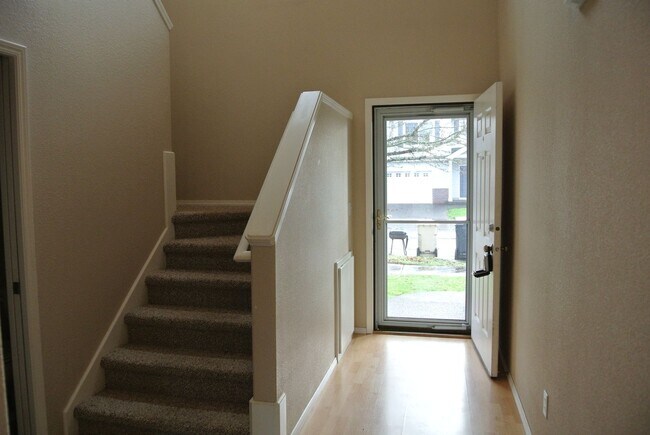Building Photo - Spacious 3 bedroom 2.5 bath home in SE Cor...