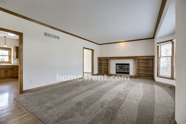 Building Photo - 1305 SW Pebble Ln