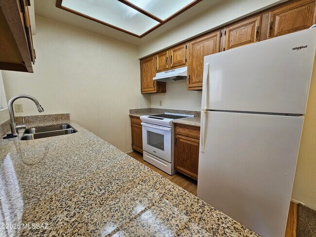 Building Photo - 5750 N Camino Esplendora