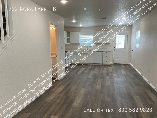 Building Photo - Available Now!! Beautiful 2 Bedroom/ 1 1/2...