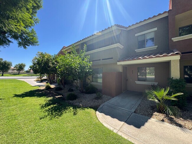 Building Photo - Beautiful Palm Desert Gem!