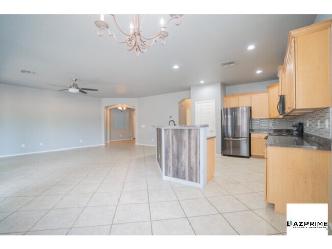 Building Photo - Spacious 4/2 Phoenix House - Modern Comfor...