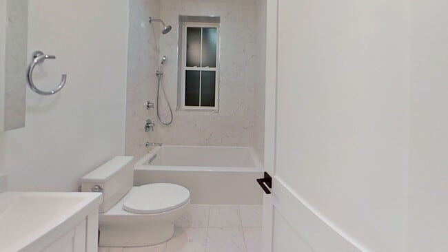 Building Photo - GORGEOUS CLEVELAND CIRCLE 2 BEDROOM WITH I...