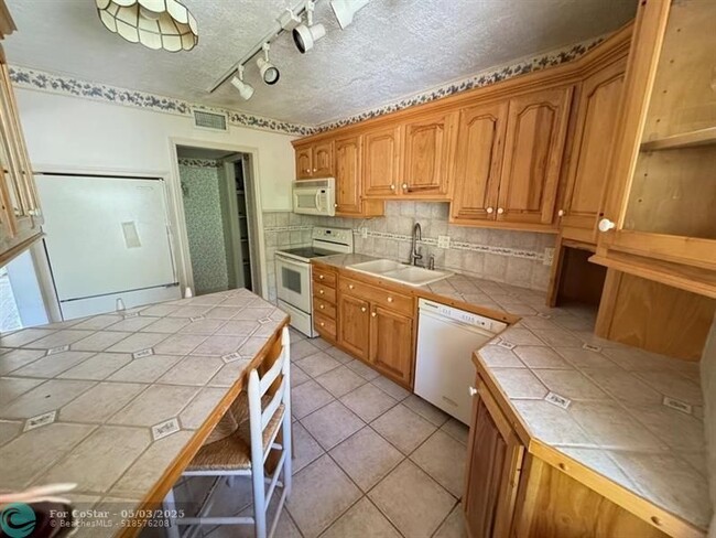 Foto del edificio - 3008 NW 69th Ct