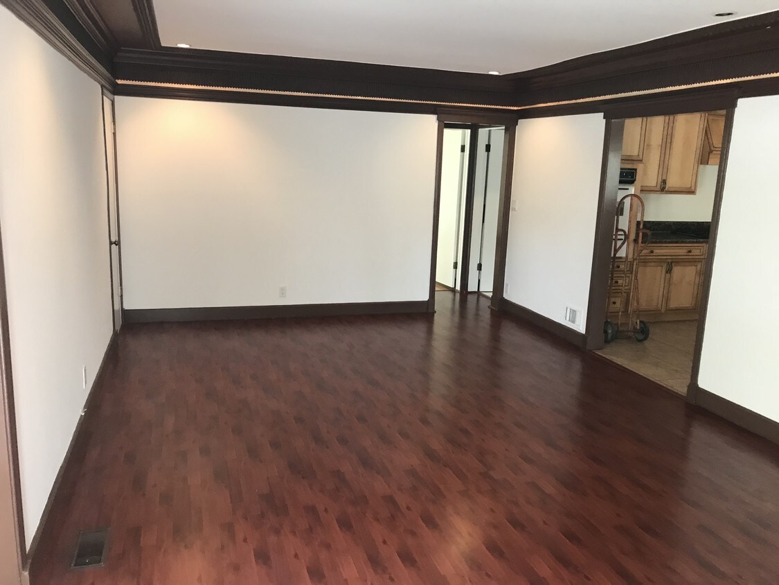 Foto principal - 2408 Montrose Ave