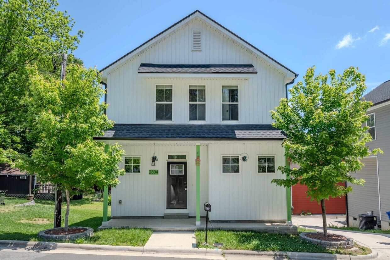Foto principal - 3 Bed 2.5 Bath Modern Retreat - Available ...